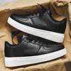 Im Jahr 2025, Designer-Herrenschuhe aus Leder, lässige Sportschuhe in Schwarz und Weiß, rutschfeste