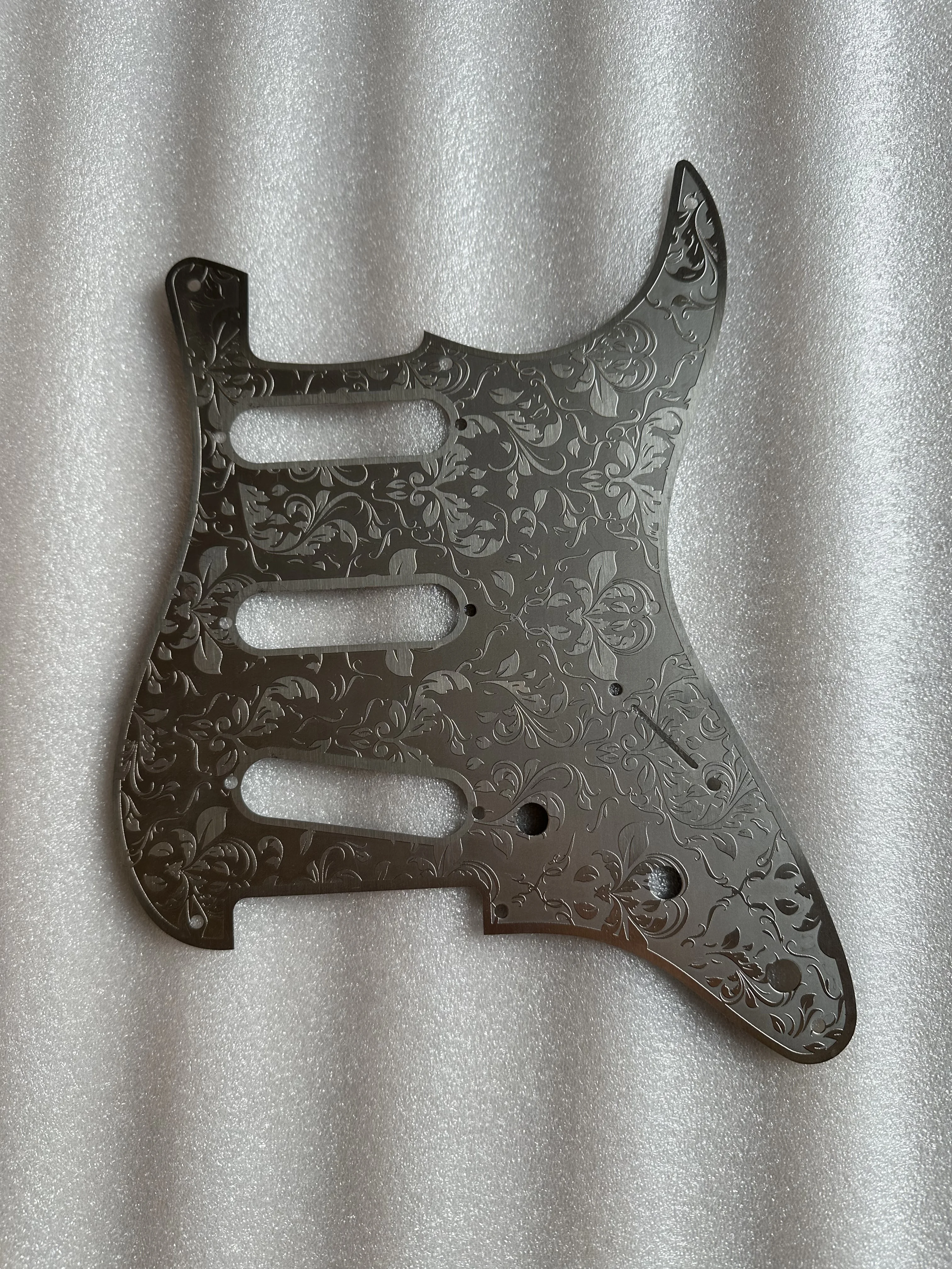 Costom Battipenna in metallo 8 fori 11 fori Battipenna per chitarra elettrica a 3 strati ST Modello intagliato Piastra antigraffio in acciaio SSS con viti