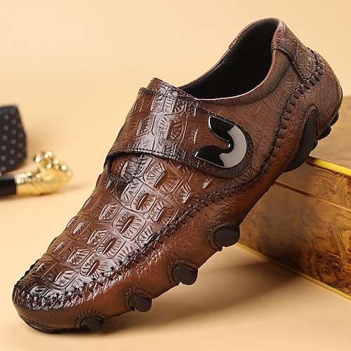 Braune Slipper für Herren mit Krokodilmuster und Klettverschluss – stylisch, bequem, ideal für die Freizeit und Outdoor-Abenteuer Image
