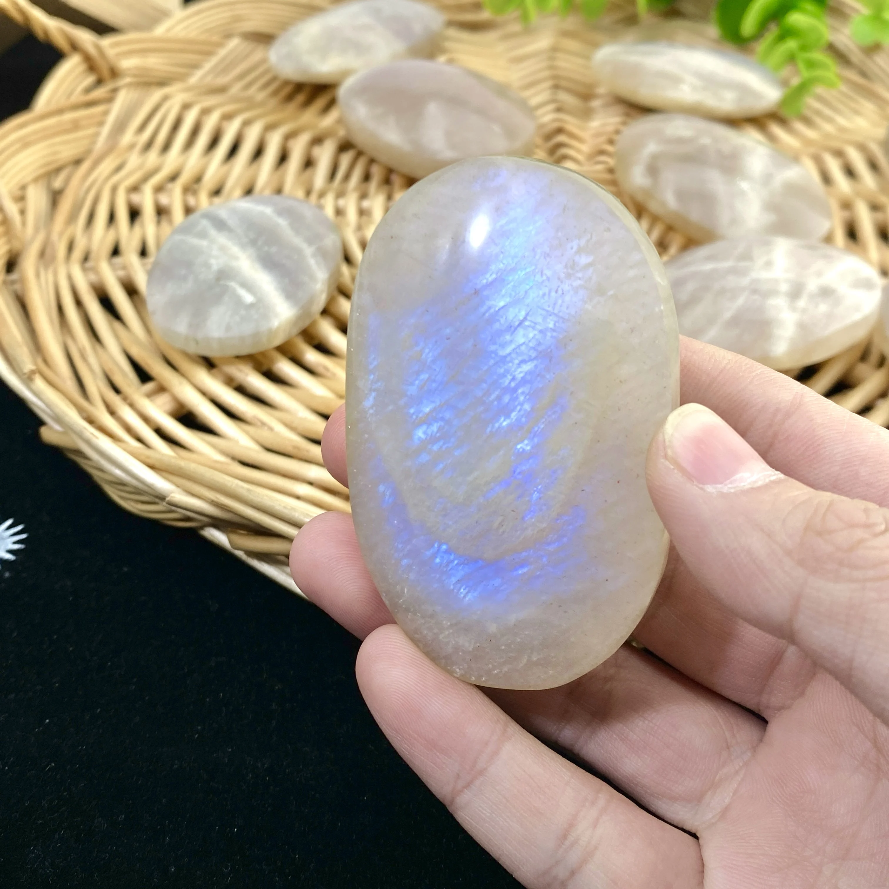 Zufälliger 1 x Mond- und Sonnen-Mondstein, polierter Palmenstein, Steinsammlungen, ausgezeichnete Geschenke, Geschenk für Freunde, DIY-Deko, Raumdeko Image