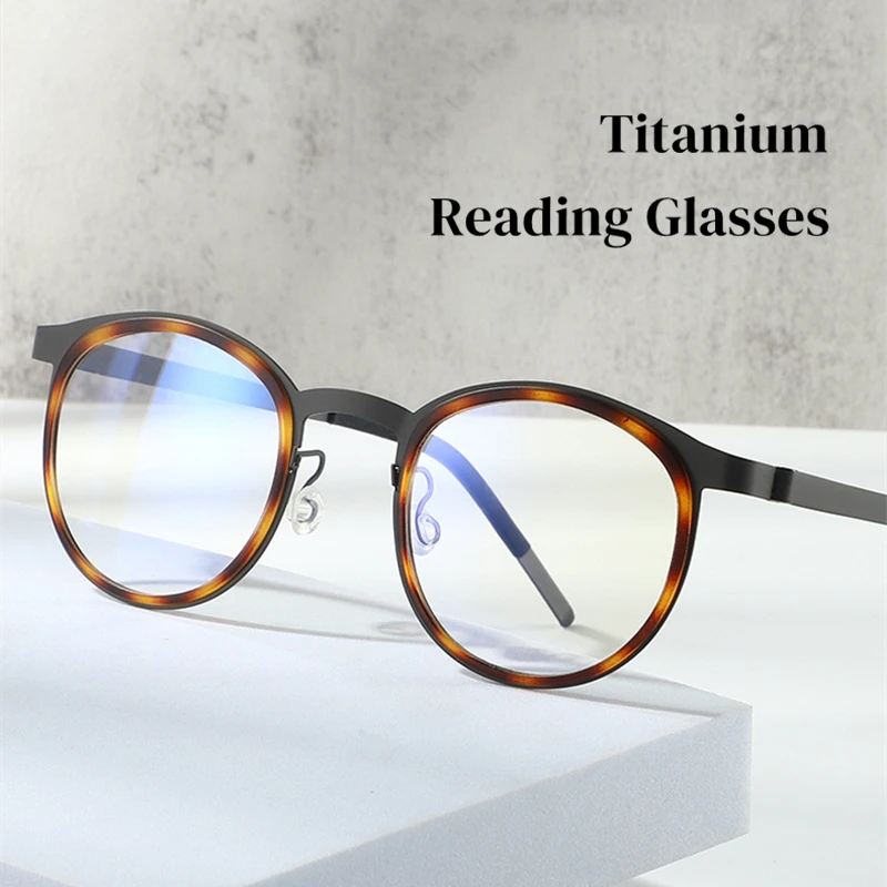 Hochwertige photo chrome Anti-Blaulicht-Lesebrille aus reinem Titan für Männer, Frauen mit ovaler Presbyopie-Brille im Marken design Image