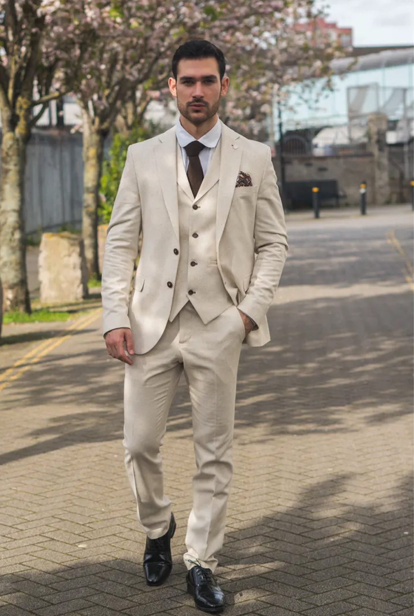 Herren Beiges 3-Teiliges Leinen Anzug für formelle Sommerhochzeiten Image