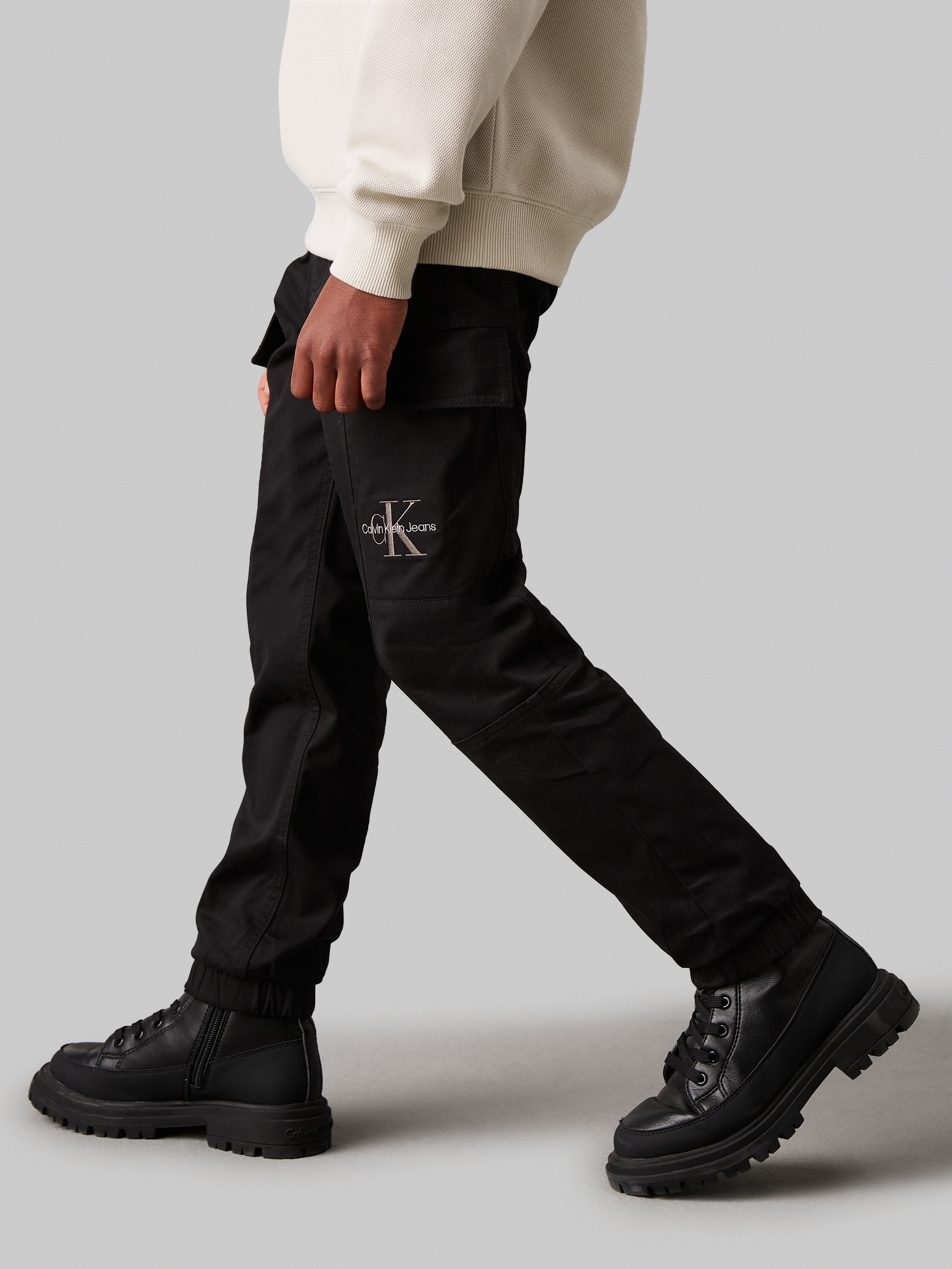 Sweathose CALVIN KLEIN JEANS "ESSENTIAL WOVEN CARGO PANTS", Jungen, Gr. 14 (164), N-Gr, schwarz (ck schwarz), Web, Obermaterial: 98% Baumwolle, 2% Elasthan, regular fit normal, Hosen, für Kinder bis 16 Jahre mit Logo-Print Image
