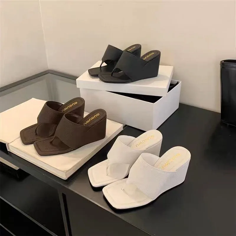 2025, Frühling und Herbst, neuer Stil, schlankmachender Hangabsatz, koreanische Version, nackte Zehen, Flip-Flops, coole Hausschuhe, Sandalen Image