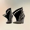 Schwarze Schnalle Dekor hohl Design Keile Absätze Stiefeletten Slip auf Frauen Schuhe spitzen Zehen