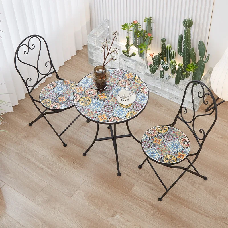 Europäischer Außenbalkon aus Schmiedeeisen, Freizeit-Teetisch und Stuhl-Kombination, Außenhof, Garten, Café, ein Tisch und zwei Stühle Image