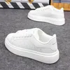 2025, Herrenschuhe, weiße Schuhe im Inneren, erhöhte Paar-Boardschuhe mit dicken Sohlen, Leder,