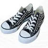 Handgefertigte schwarze Low-Top-Hip-Hop-Punk-Leinwandschuhe mit Nieten, große