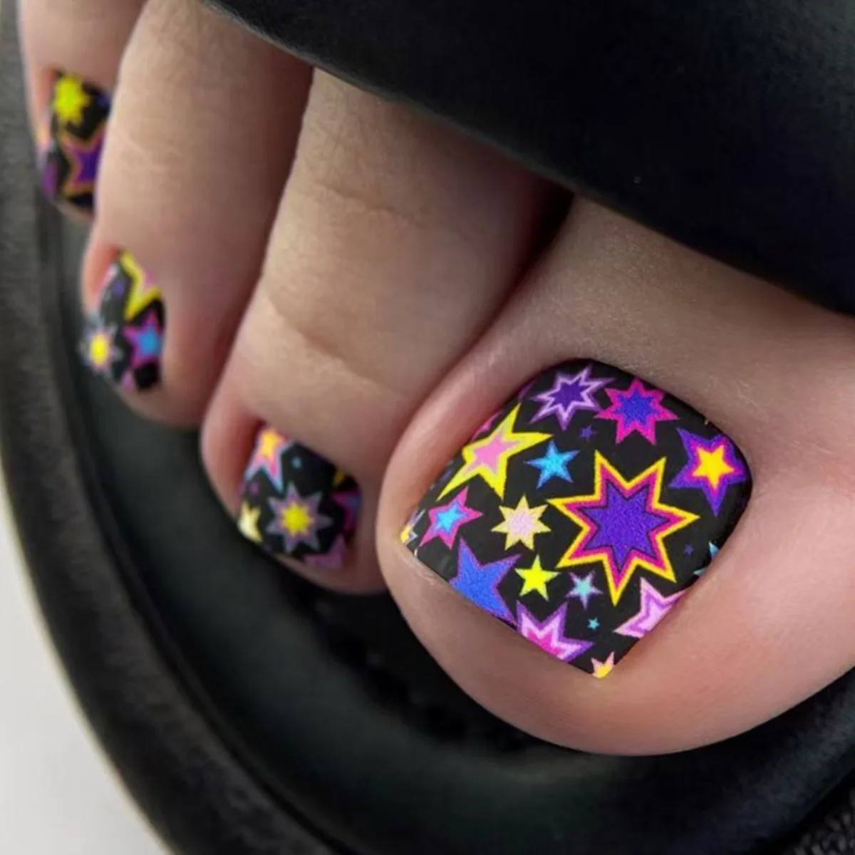 24 Stück Y2K-Fälschungs-Zehennägel für Mädchen, bunt, mit Sternen bedruckt, schwarz, zum Aufdrücken der Zehennägel, Sommer-Stick-on-Kunstnägel, Tipps für Frauen und Mädchen Image