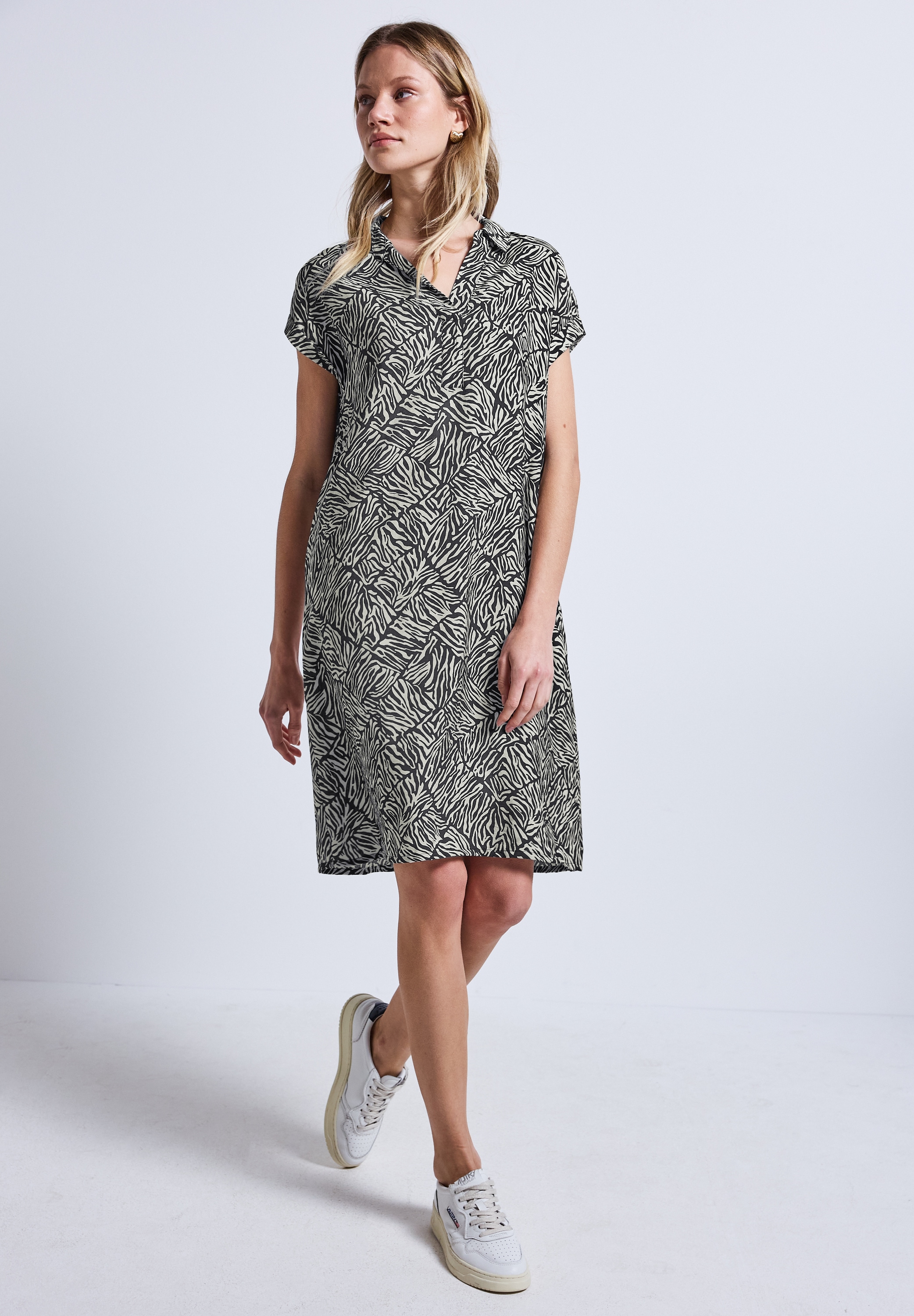 Shirtkleid STREET ONE, Damen, Gr. 38, EURO-Größen, grün (pine grove grün), Stoff, 88% Viskose, 12% Polyamid, bedruckt, normal knielang, ohne Ausschnitt, Bündchen, Kleider Shirtkleid, mit seitlichen Einschubtaschen