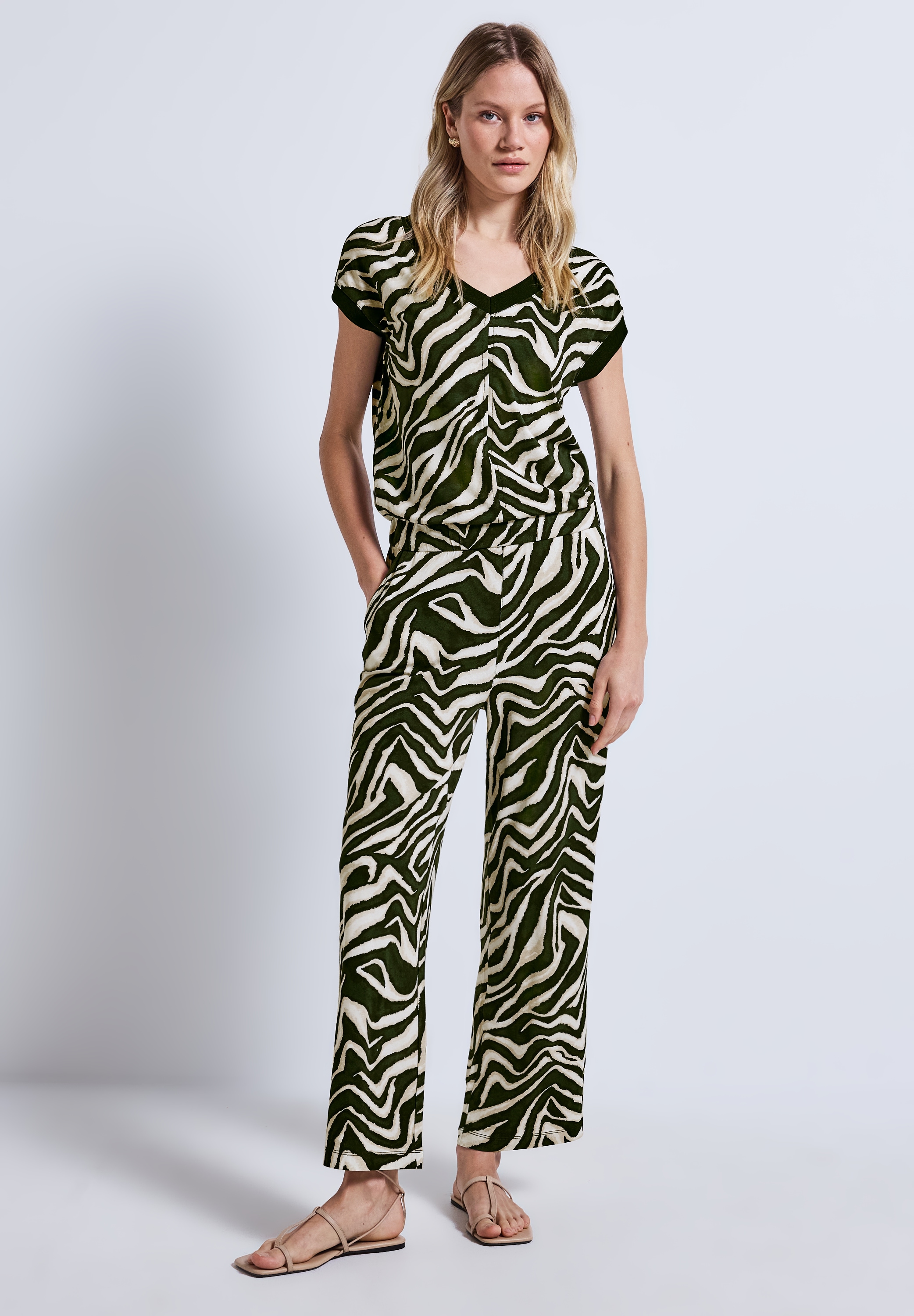 Overall STREET ONE, Damen, Gr. 40, EURO-Größen, grün (pine grove grün), Stoff, 95% Viskose, 5% Elasthan, bedruckt, lässig geschnitten lang, V-Ausschnitt, Bündchen, Overalls Overall, mit seitlichen Einschubtaschen