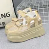 Erhöhte 12 cm T-Riemen-Sommersandalen – atmungsaktives Strickobermaterial und gepolsterte Plateauschuhe für Damen, modische Freizeitschuhe 2025, modische Freizeitschuhe
