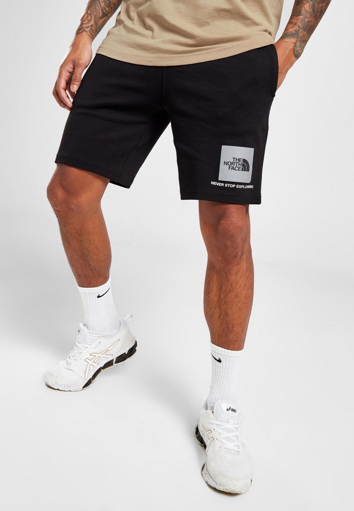 The North Face Small Box Reflektierendes Logo Shorts in schwarz Image