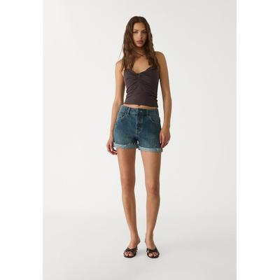 Stradivarius Rolled-up denim shorts Overdyed blue 6