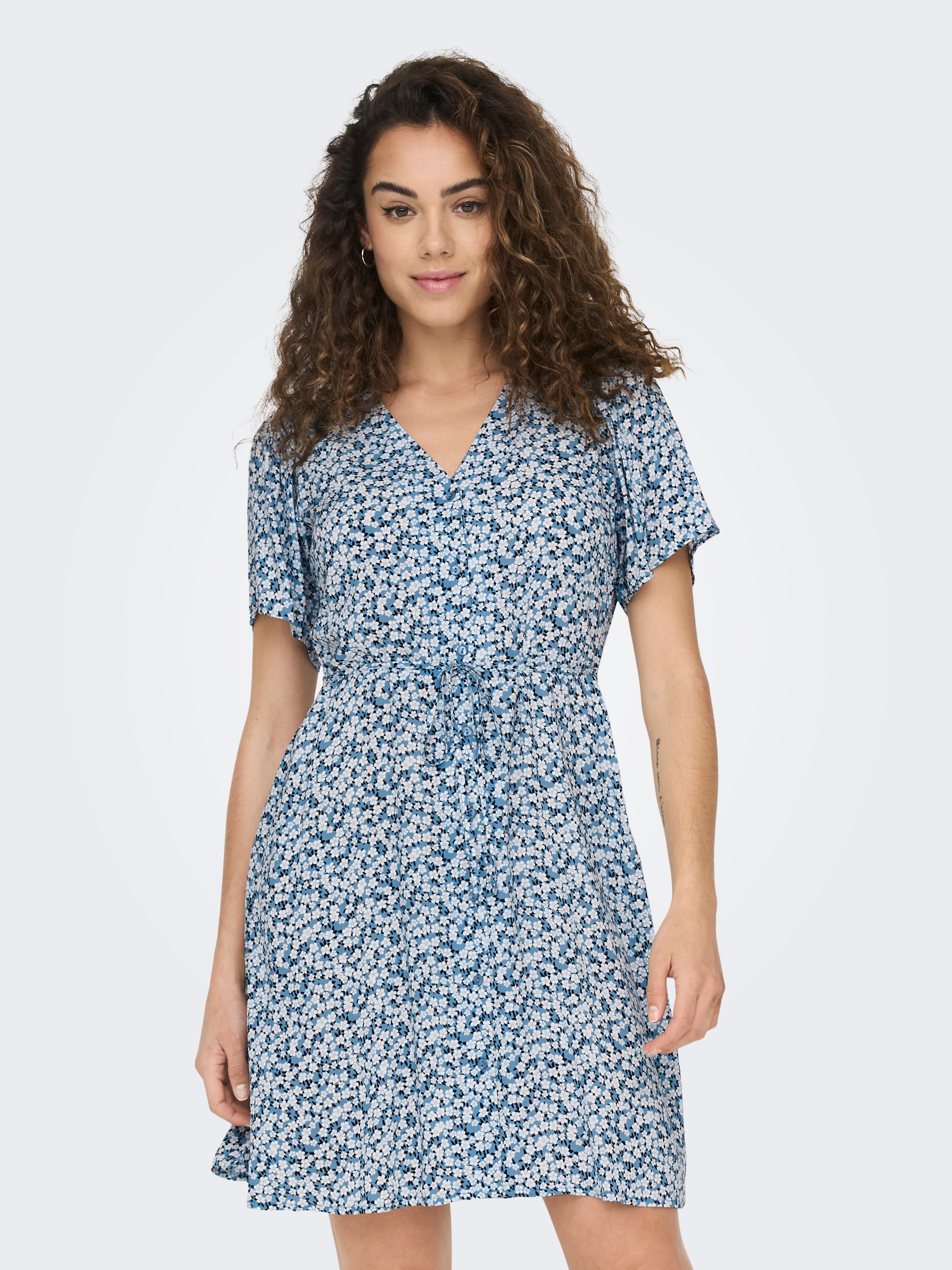 Minikleid ONLY "ONLEVIDA S/S SHORT DRESS WVN NOOS", Damen, Gr. S, N-Gr, blau (provincial blau aop:sadie flower), Web, Obermaterial: 100% Viskose, bedruckt, regular fit kurz, V-Ausschnitt, Kleider Minikleid, Viskose, regular fit, V-Ausschnitt