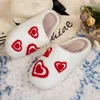 Liebe Flauschige Damen Hausschuhe Hause Luxus Designer Winter Frau Schuhe Flache Plüsch Lässige Elegante Schuhe Indoor Fuzzy Pelz Rutschen