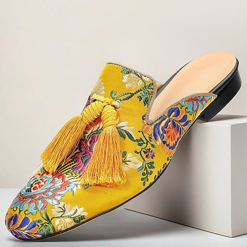 gelbe Herren-Pantoletten aus hochwertigem Rindsleder mit lebendiger Blumenstickerei und Quastendetail – schickes Schuhwerk für Sommertreffen und legere Festivitäten Image