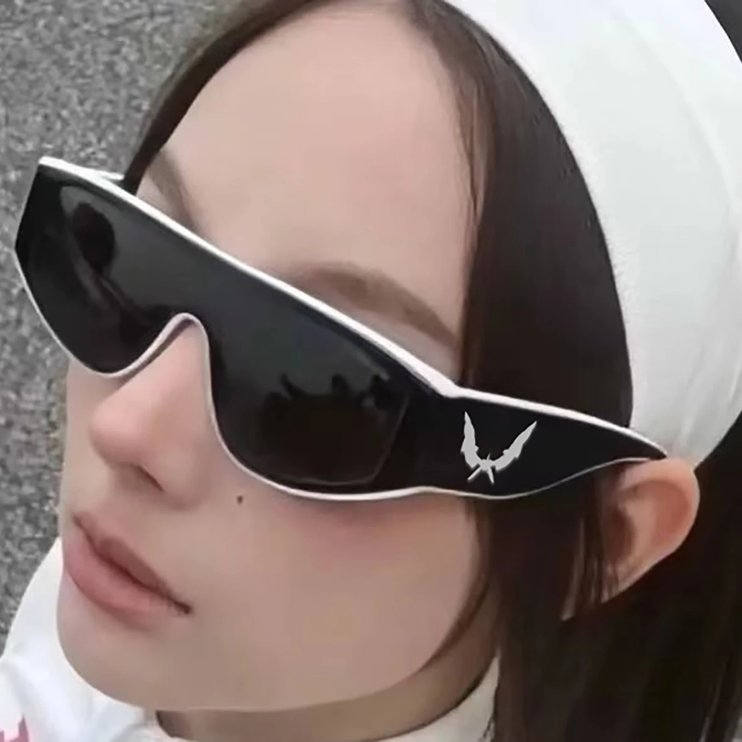 1 Paar modische Marken-Sonnenbrillen für Damen, tägliches Outfit, kleiner Rahmen, INS-Stil, rechteckige Farbtöne, Outdoor-Reisen, UV400 Image