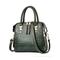 Damenhandtasche aus Kunstleder mit Krokodilmuster und Quastenanhänger – elegante Umhängetasche mit Tragegriff oben für Arbeit, Shopping und tägliche Ausflüge