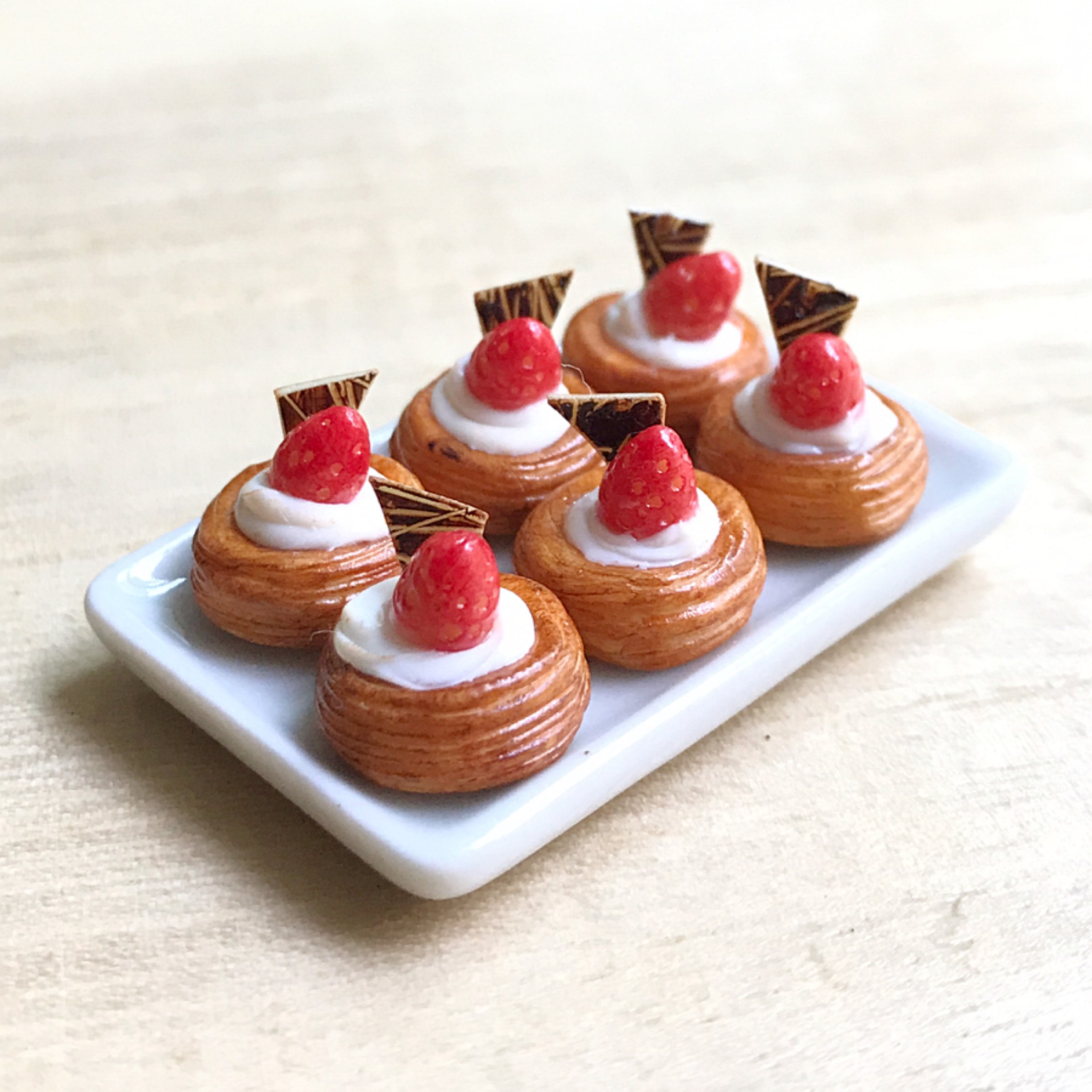 Pasticceria in miniatura in vassoio di ceramica, Pasticceria in miniatura, Dolci in miniatura, Pane in miniatura, Fragola in miniatura, Cibo in miniat