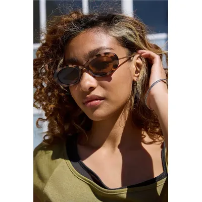 UO Jennie Oval Sunglasses - Brown at Urban Outfitters