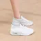 Con spedizione gratuita Comfort Scarpe da donna Scarpe da donna leggere Estate 2025 Scarpe da ginnastica con suola opaca per scarpe da donna in vendita