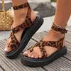 2025 Große Schuhe mit Leopardenmuster für Damen, römische Sandalen mit dicken Sohlen, offene Schuhe mit Kreuzriemen, runde Zehen-Strandsandalen für Damen
