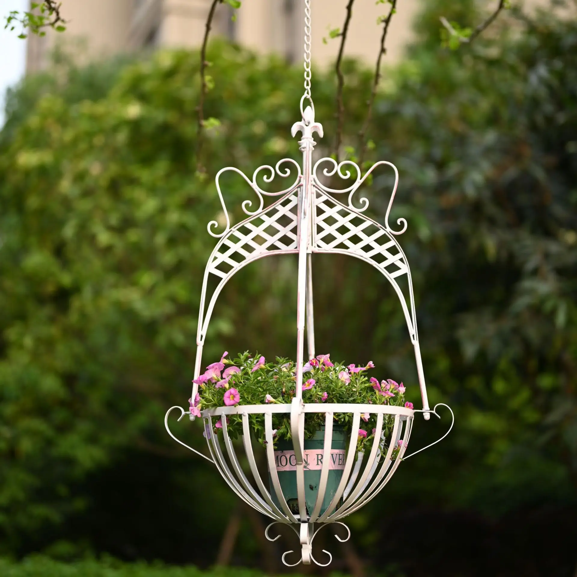 Schmiedeeiserner Hängekorb, Blumentopf, Hängeregal, Pflanzenstütze, Garten im Freien, grüne Efeu, Rose, Aufbewahrung, Hofdekoration Image