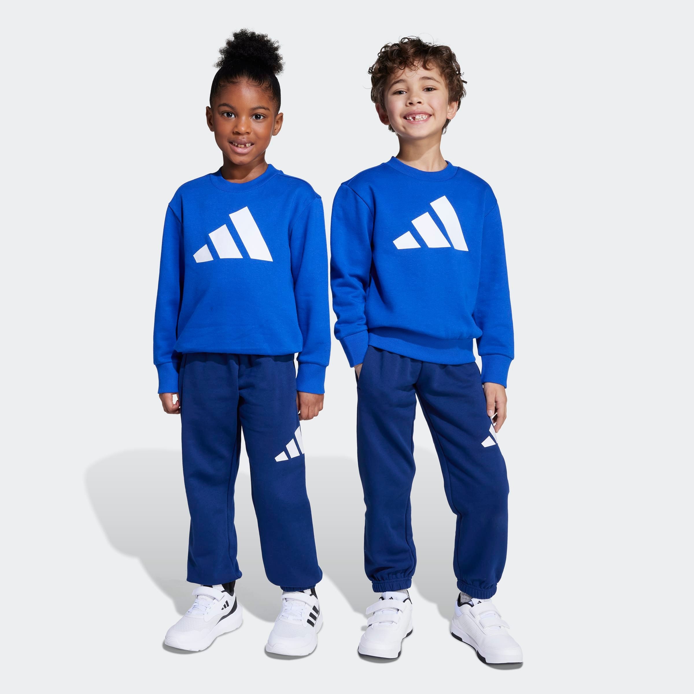 Trainingsanzug ADIDAS SPORTSWEAR "LK BL FL JOG", Kinder, Gr. 122, blau (royal blau, weiß), Obermaterial: 70% Baumwolle, 30% Polyester, Sportlich, Sportanzüge Image
