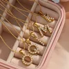1pc Elegante Edelstahl 18K Gold Überzogene Perle A-Z Brief Anhänger Halsketten Alphabet Halsketten Frauen Schmuck Täglichen Geburt geschenk