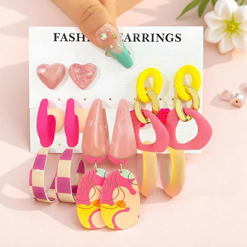 Ein Set kreative und personalisierte rosa Harzohrringe für Frauen, bestehend aus einem ringförmigen Harz mit mehreren Elementen und gedrehtem Design Image