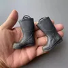 Große Verkäufe 1/6 Mini Spielzeug Modell Schuh Boot Feuerwehrleute Bicho Mann PVC Material Für 12