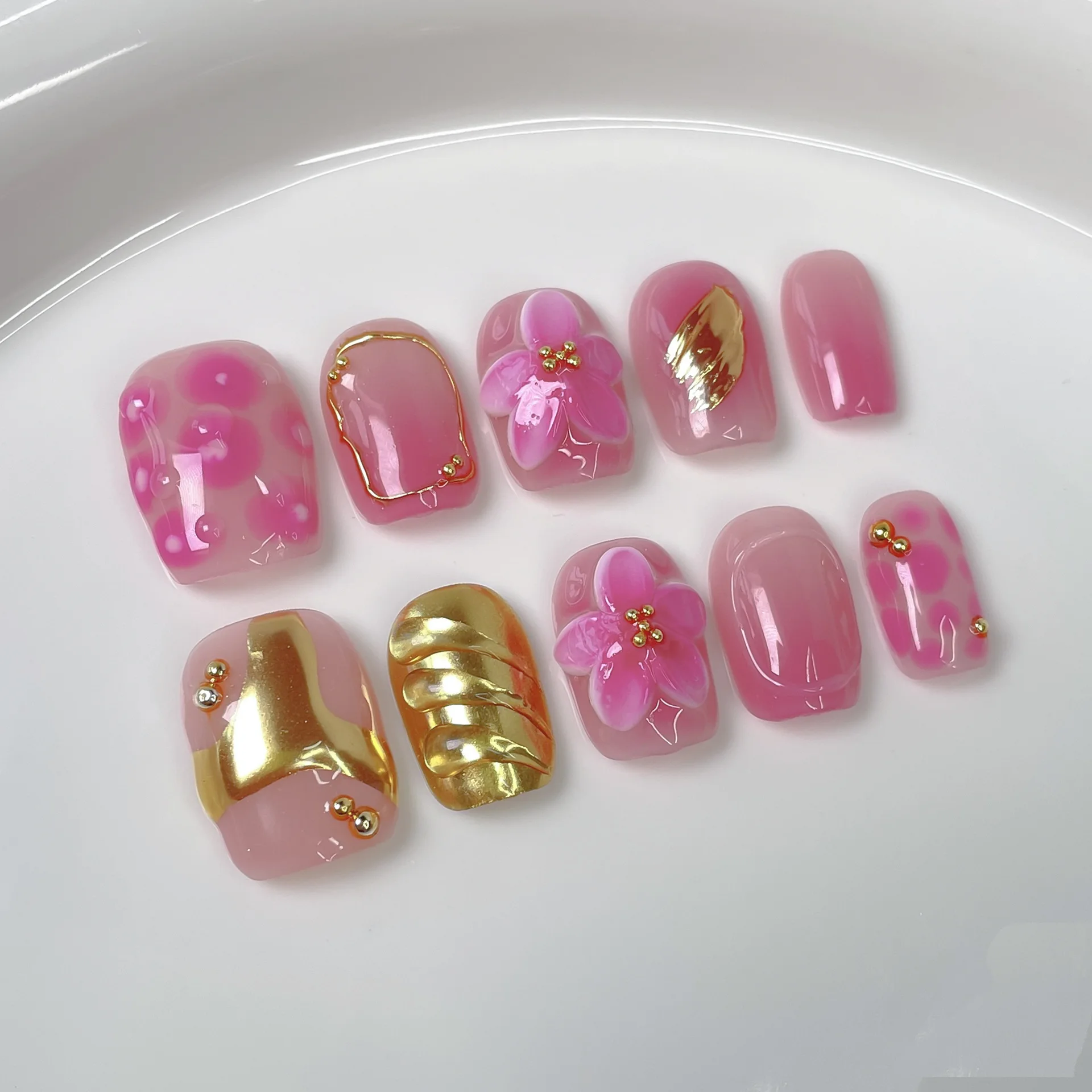 10 Stück handgemachte Press On Nails Rose Pink Short Square Fake Nails Sweet Flower Goldfolie Designs Blush Falsche Nägel für den Sommer Image