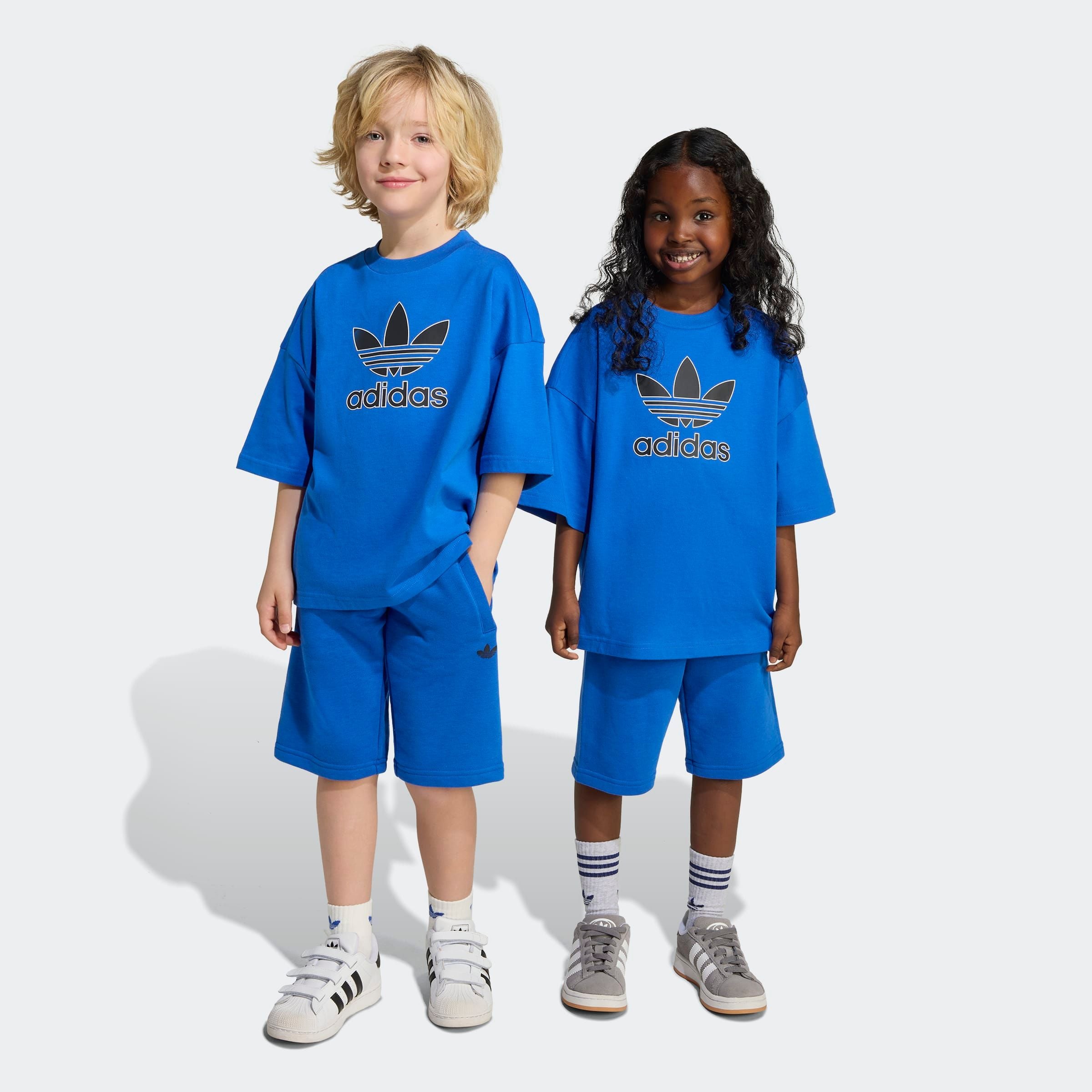 Trainingsanzug ADIDAS ORIGINALS "SHORT TEE SET", Kinder, Gr. 116, blau (blau, schwarz), Obermaterial: 100% Baumwolle. Obermaterial Hose: 70% Baumwolle, 30% Polyester, Sportlich, Sportanzüge Image