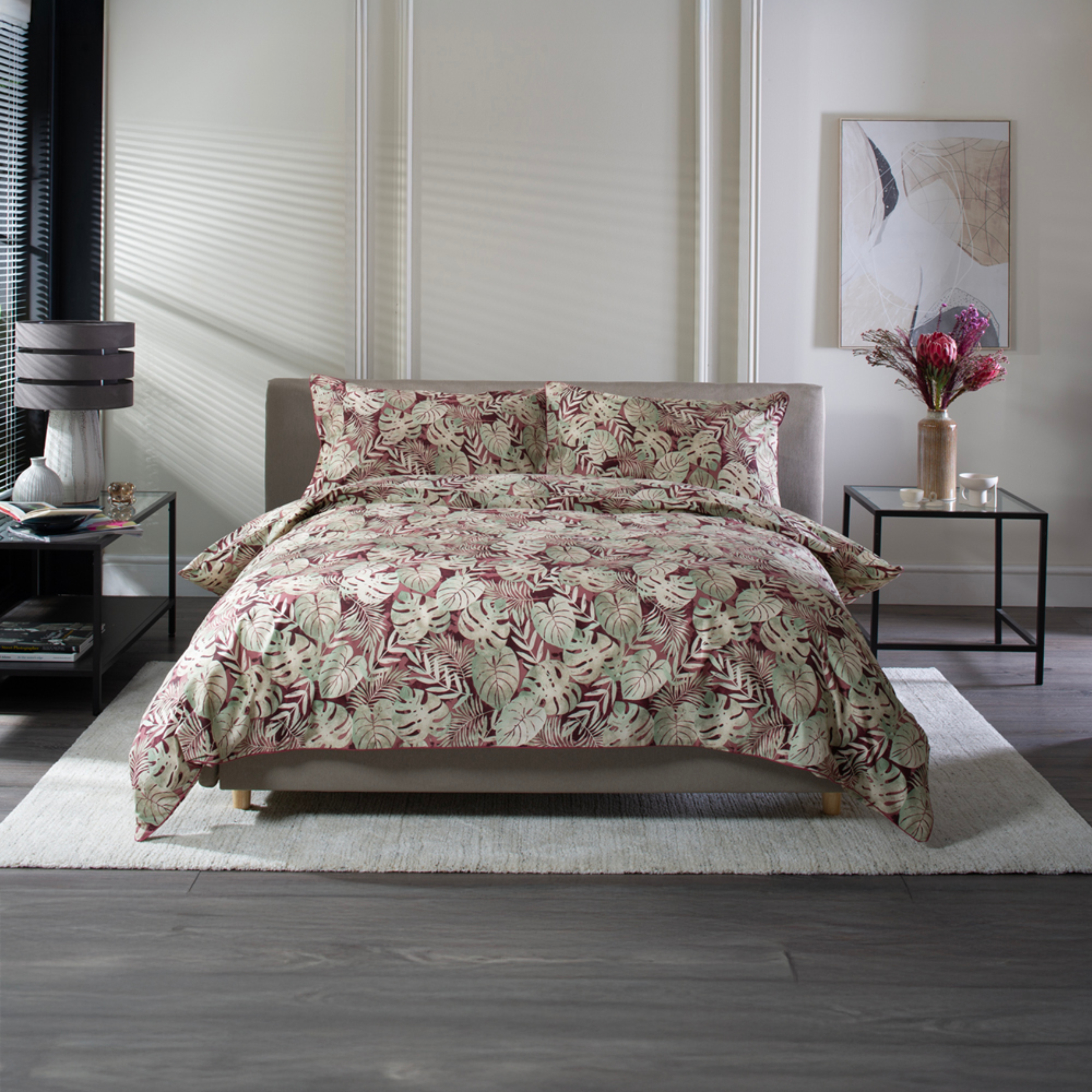 The Lyndon Company Japanese Tropical Garden Red 100% Cotton Duvet Cover Set With Piped Edging - Size Super King