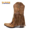 Braune Winter-Western-Damen-Stiefel mit mittlerer Wade, schwarze Fransen, Punk-Schnalle, runde Zehen, High Heels, Nieten, Vintage-Quaste, Cowgirl-Halbstiefel