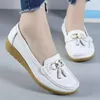 Frauen Schuhe Slip auf Casual Schuhe Leder Flache Schuhe Weibliche Mokassins Hohl Weiche Sohle Turnschuhe Keil Plus Größe Frauen Müßiggänger