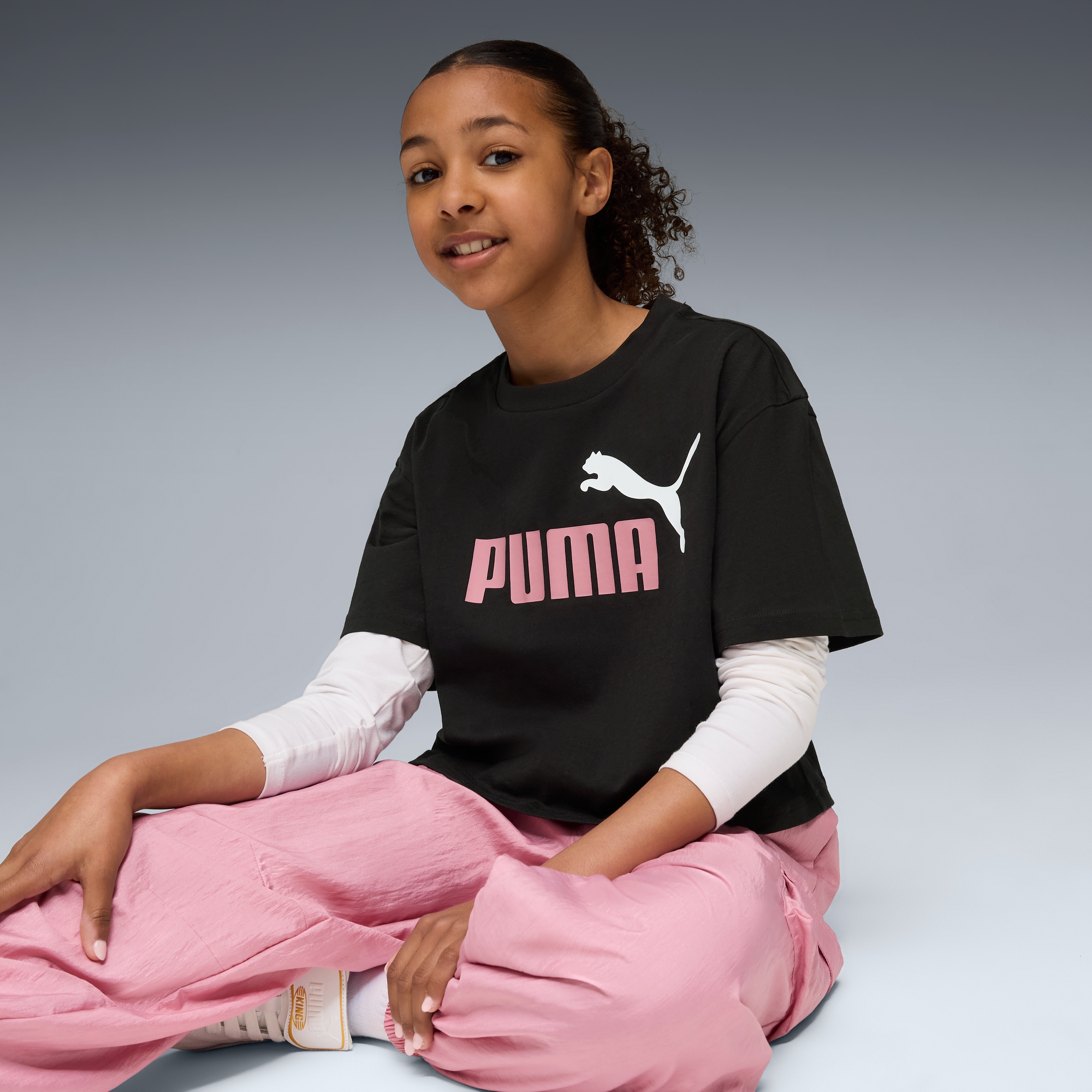 T-Shirt PUMA "ESS 2 COLOR NO. 1 LOGO SHORT LENGTH TEE G", Kinder, Gr. 176, schwarz (puma schwarz, poised pink), Jersey, Obermaterial: 100% Baumwolle, bedruckt, Sportlich, relaxed fit kurz, Rundhals, Shirts Image