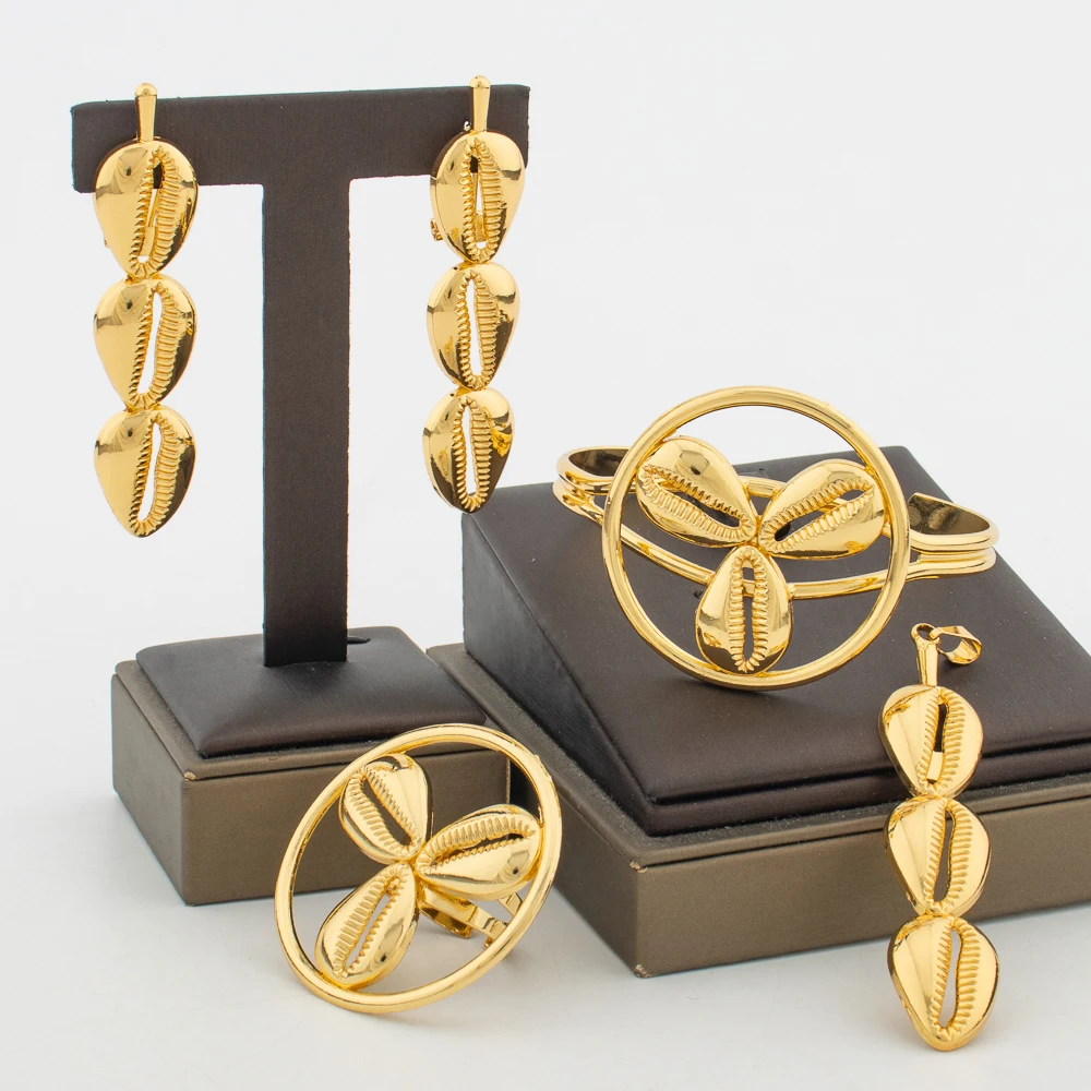 Neue 18 Karat Gold Farbe Ohrringe und Armreif Ring Set für Braut elegante Damen Clip Ohrringe Anhänger für Halskette Schmuck Accessoires