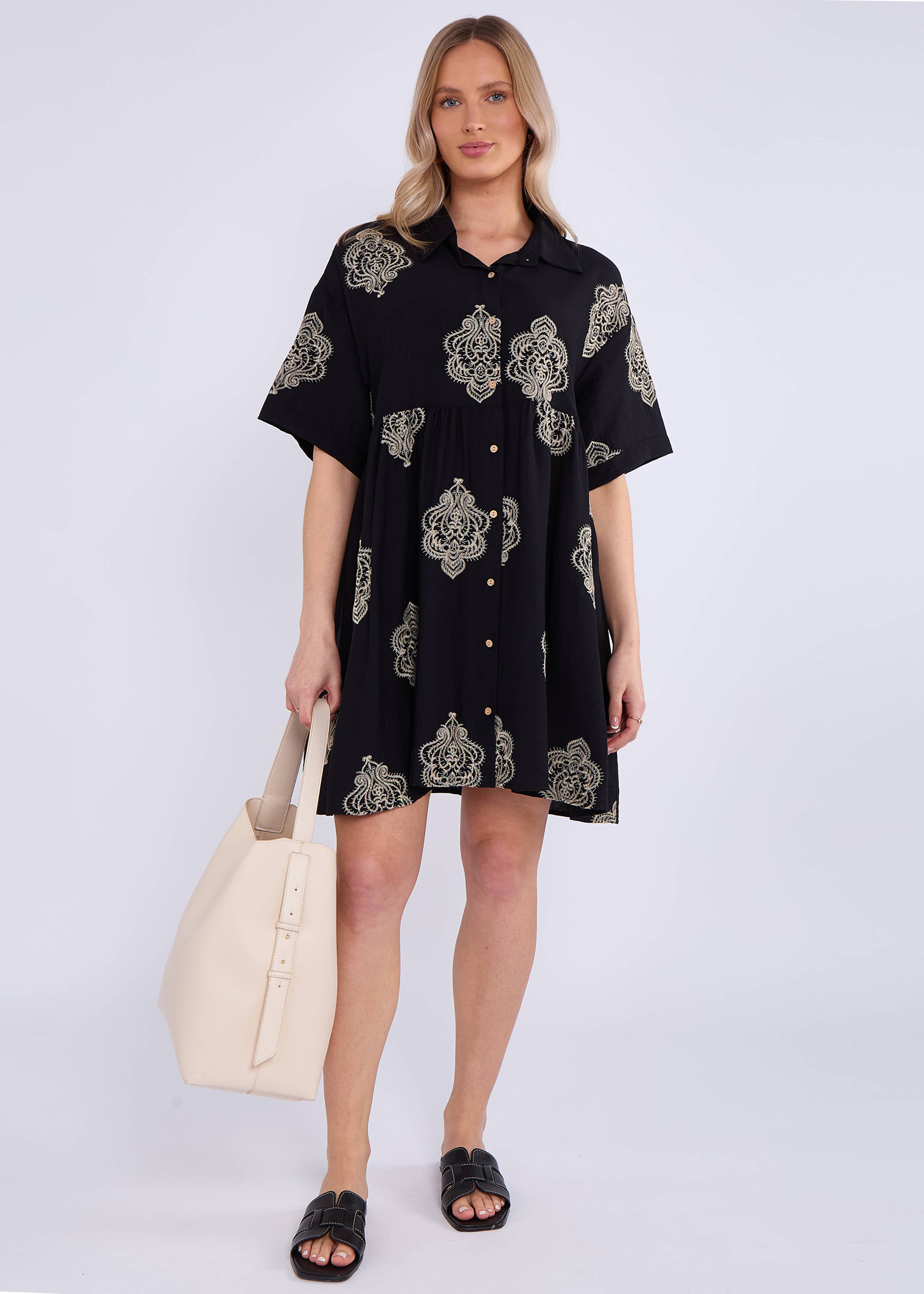 Schwarzes besticktes Smok-Kleid mit übergroßem Mini-Shirt Image