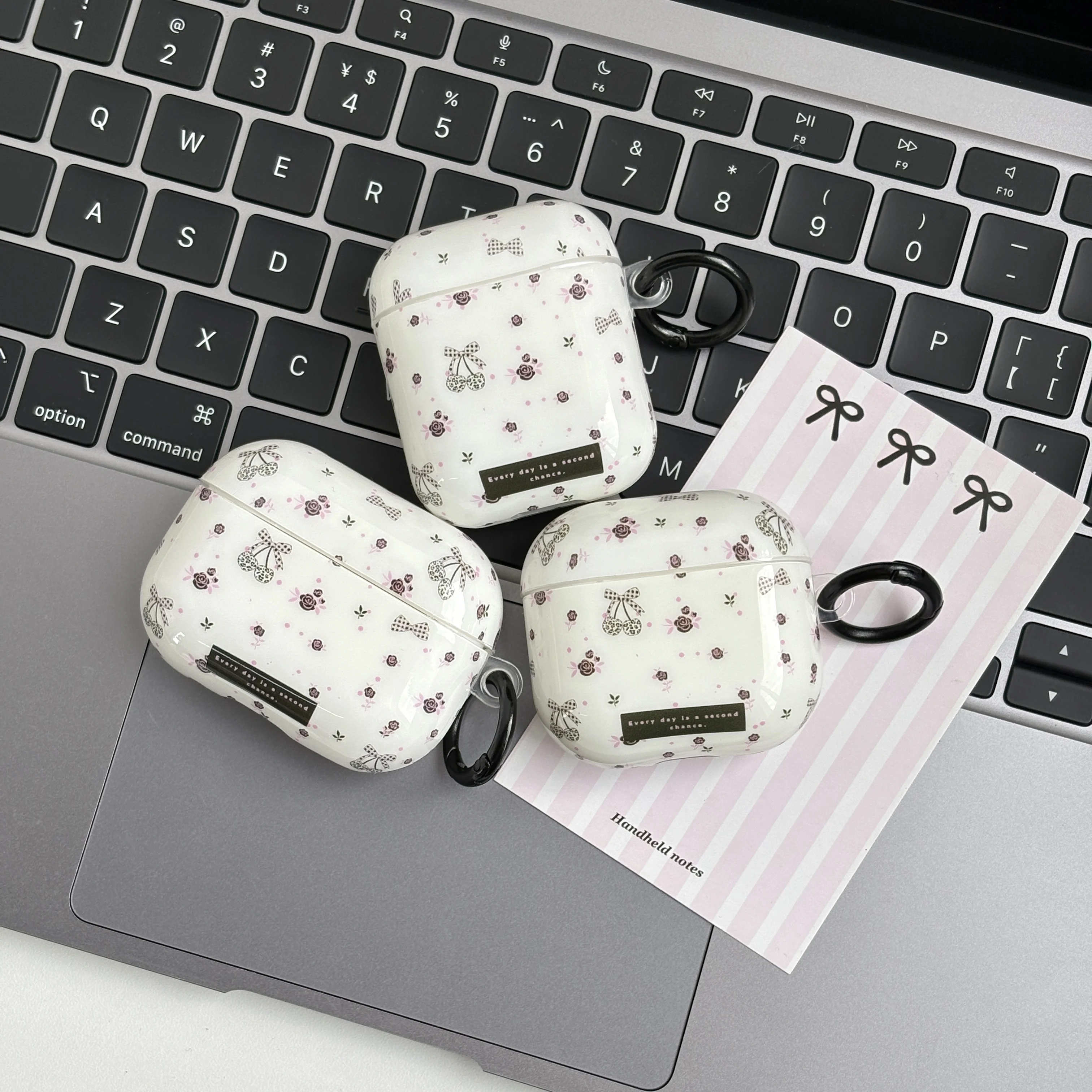 Schicke schwarze Rose, kleine florale gepunktete Schleife, Leopardenmuster, Kirschmuster, weiße Kopfhörerhülle für AirPods 1, 2, 3, 4, Pro 2 oder 3 Image