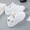 Frauen Casual Schuhe Neue Frühjahr Weiße Turnschuhe Atmungsaktive Blume Lace-Up Frauen Turnschuhe Frauen Schuhe Mode Bestickt