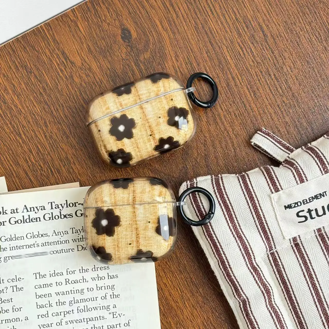 Retro-Mode-Schutzhülle mit schwarzer Splash-Tinte, schwarze Blume, braun, durchscheinend, für AirPods 1, 2, 3, 4, Pro, 2. Generation Image