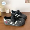 Trend Hello Kitty bestickte flache Unterseite Trainingssneaker Sanrio Damen Schnür-Y2K-Schuhe Herbst neue Studenten-Board-Schuhe