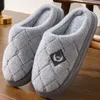 Plus Größe 50/51 Männer Hausschuhe pelzigen karierten gemütlichen Memory-Schaum leichte Freizeitschuhe Winter warme Plüsch rutschfeste männliche Hausschuhe