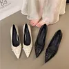 2025 Größe 42 Vintage Blumen Schwarz Spitze Zehen Slingback Pumps Kreuzriemen Sommer 5 cm Kitten Heels Weiße Damenschuhe Damen