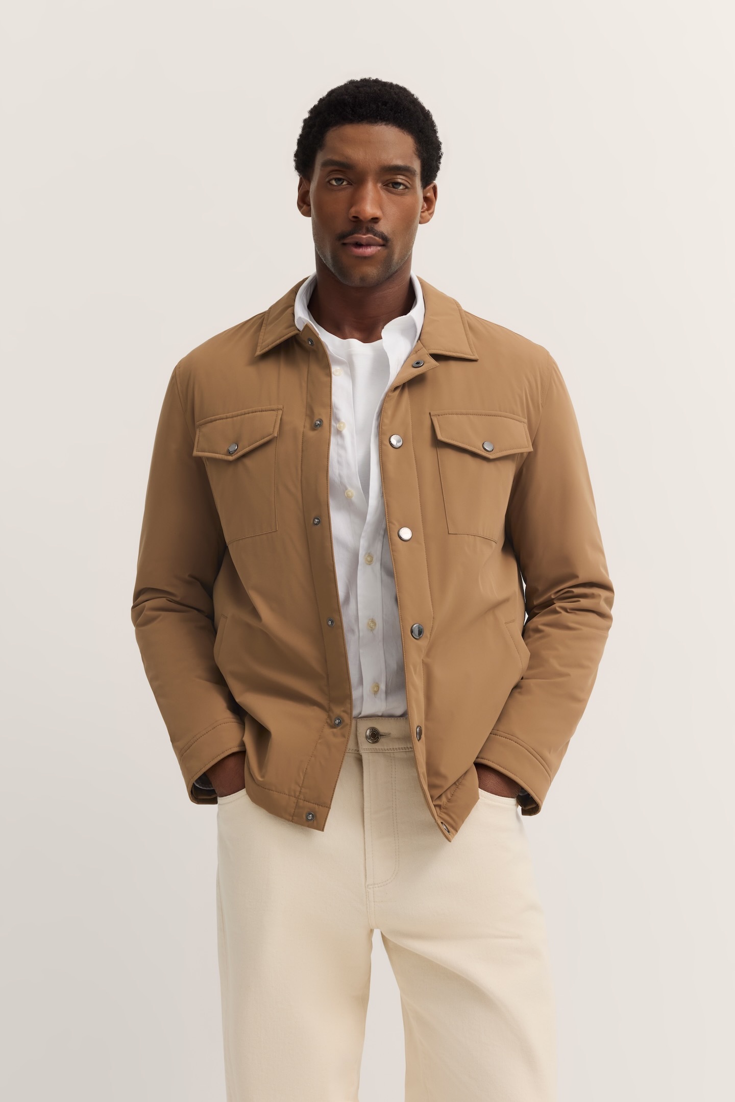 Kurzjacke BUGATTI "Regular Fit", Herren, Gr. 50, beige (70, beige), 100% Polyester, unifarben, regular fit, Manschette, Jacken Kurzjacke, mit Flexcity Stretch & Druckknöpfen