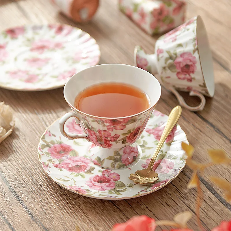 Europäische Retro-Kaffeetassen und Untertassen, große Teetassen mit Goldrand aus Keramik im britischen Stil für den Heimgebrauch in Restaurants Image