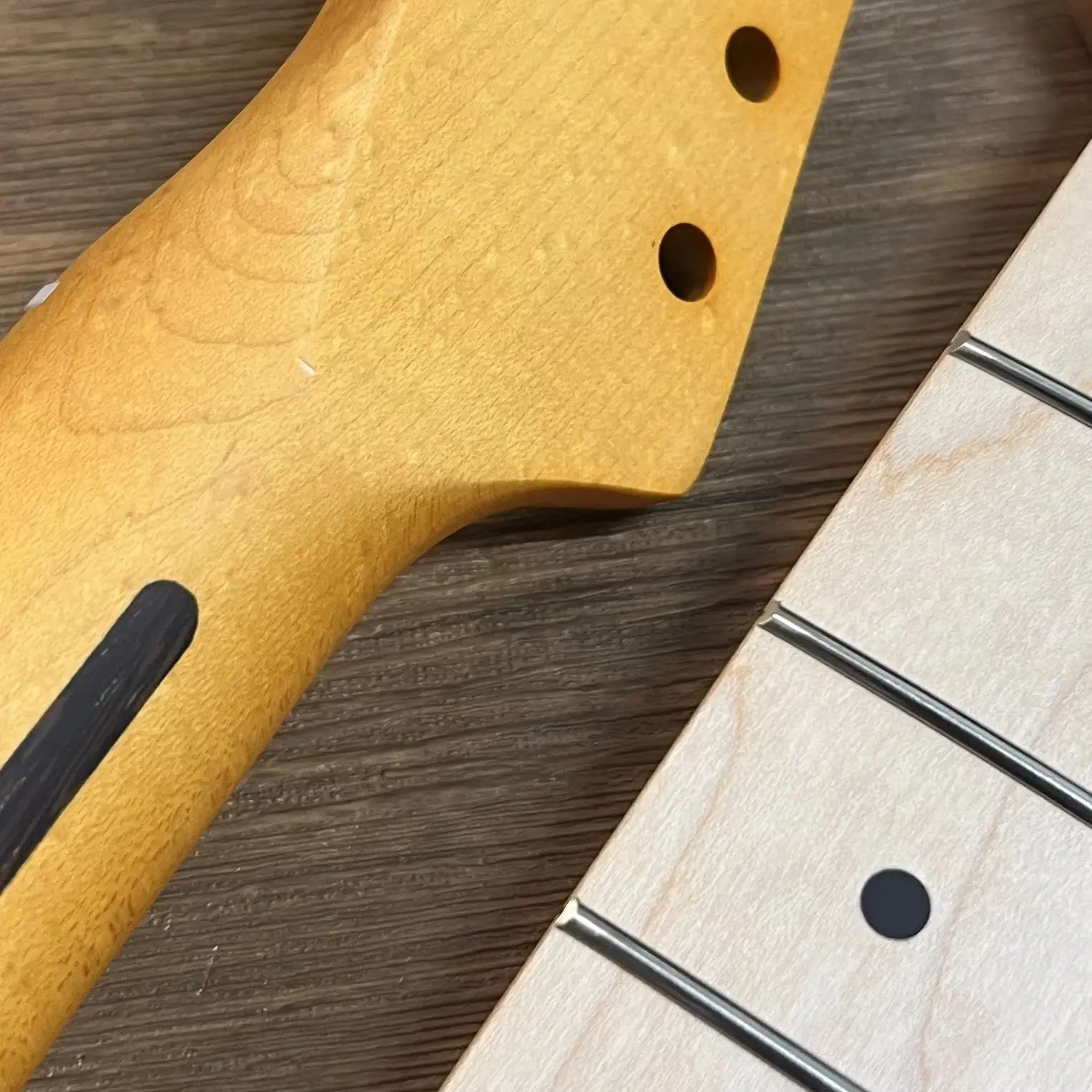 Vintage 1957 Style TL Gitarrenhals aus massivem Ahorn, Satin, bernsteinfarbenes Finish, einteilige Konstruktion, verstellbare Halsstab Image