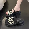 Schuhe für den Innenbereich, Damen-Hausschuhe und Damen-Sandalen, Plateau-Slides, Sommer 2024, schwarz, dickes Gummi, für Zuhause, Original-Schuh, Luxus